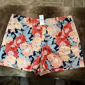 NWT LOFT Size 10 Floral Print 4 inch inseam Shorts. Matching shirt in closet